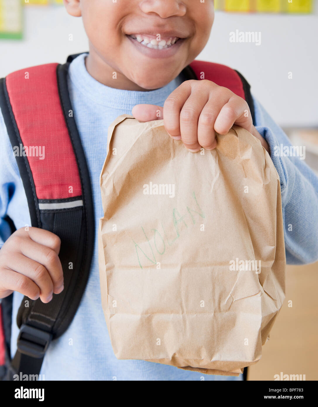 African American Boy tragen Rucksack mit Lunchpaket Stockfoto