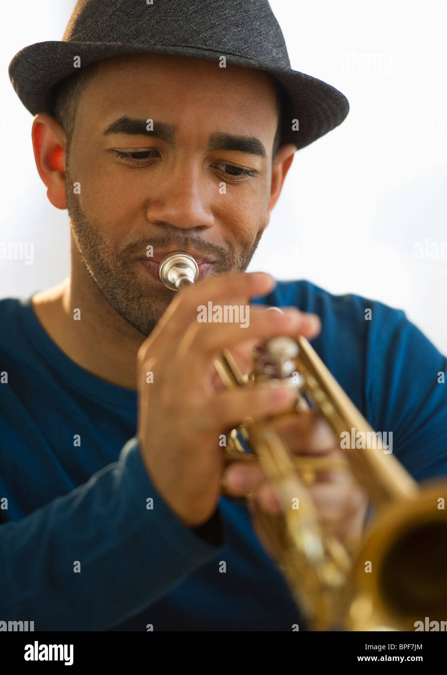 Gemischte Rassen Mann spielt Trompete Stockfoto