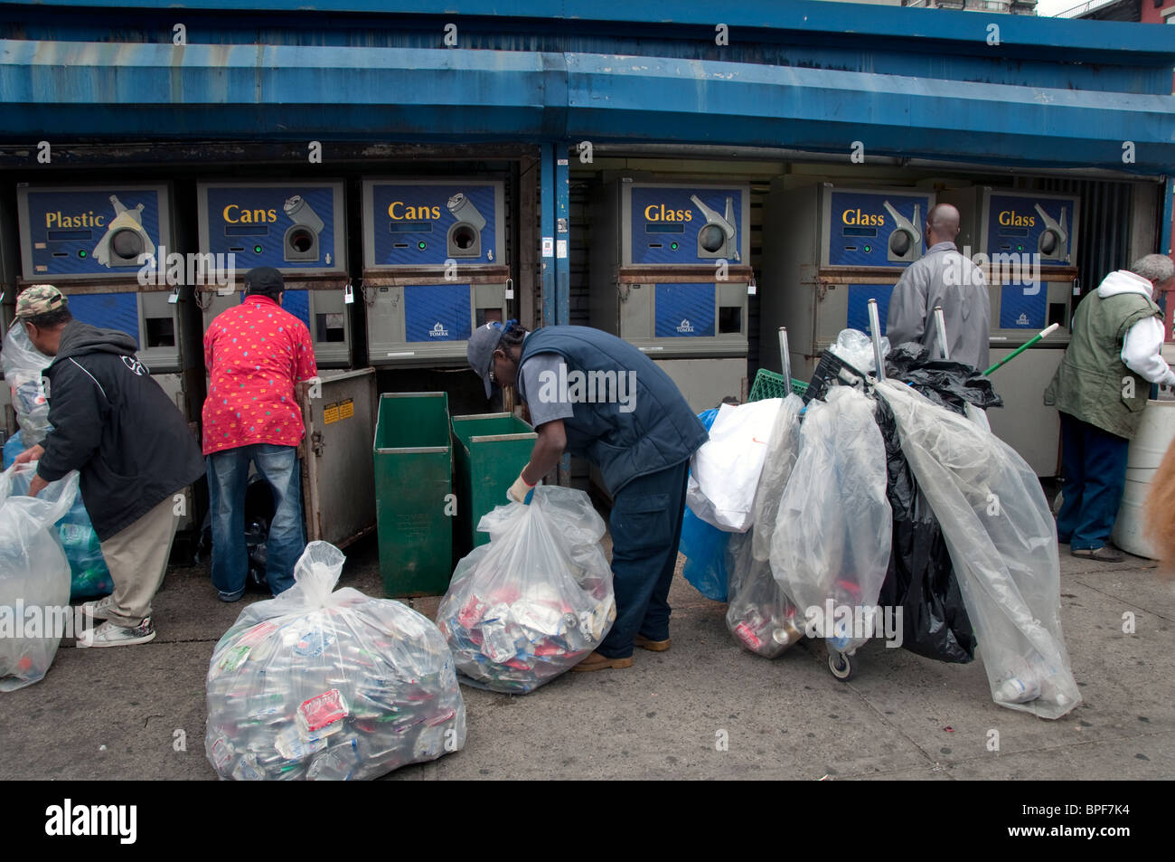 Können und recycling-Zentrum in Harlem New York City wo Obdachlose für Cash Recycling-Flasche. Stockfoto