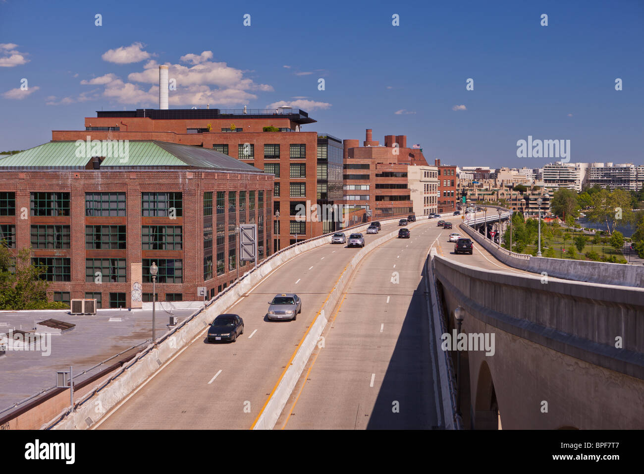 WASHINGTON, DC, USA - erhöhte Whitehurst Freeway Pässe von Georgetown. Stockfoto