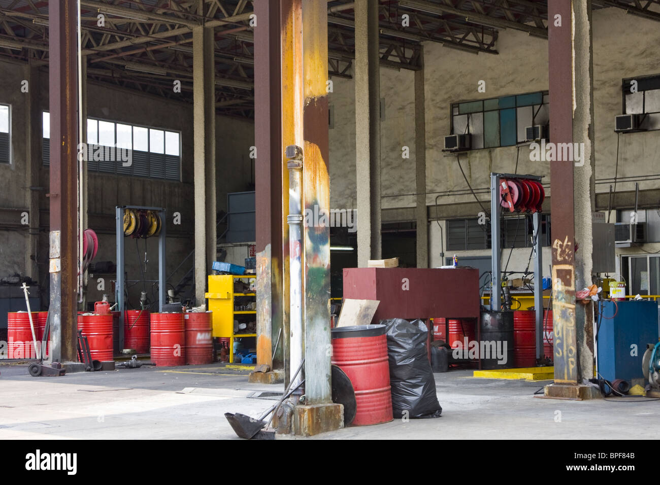 Es ist eine alte schmutzige Tankstellen Stockfoto