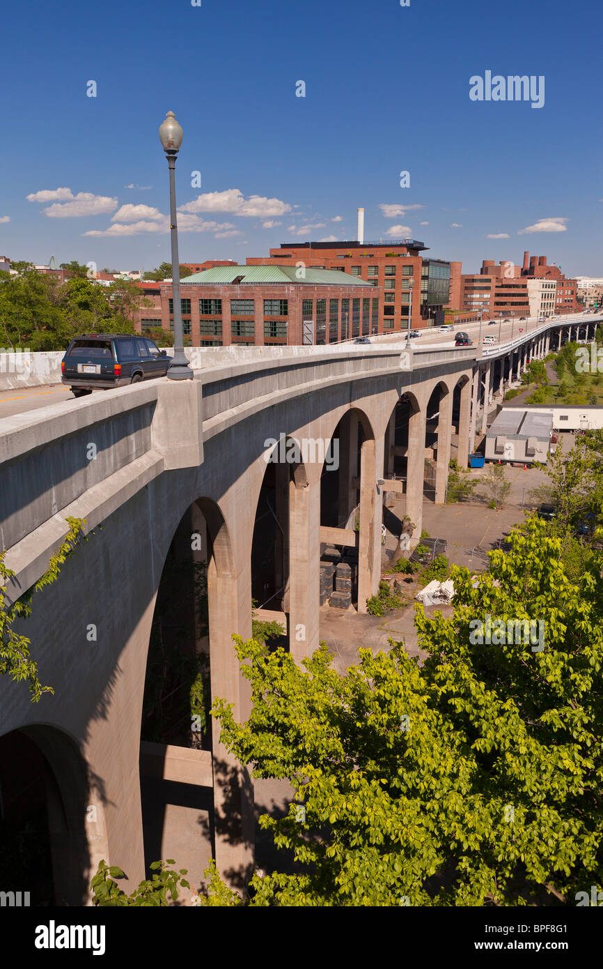 WASHINGTON, DC, USA - erhöhte Whitehurst Freeway durchläuft Stadtteil Georgetown. Stockfoto