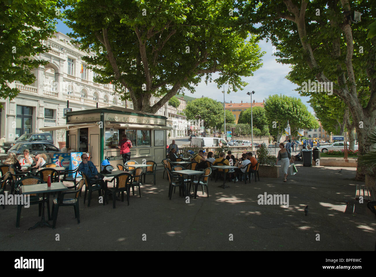 Ein schattiger Platz zum sitzen und Entspannen bietet Schutz vor der Sonne am Nachmittag. Stockfoto