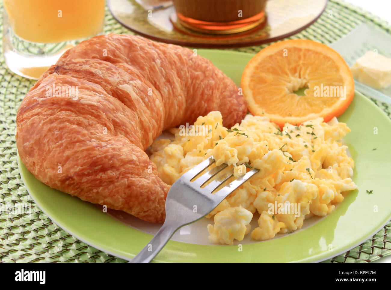 Continental hotel Frühstück mit Rührei, Croissants, Kaffee und Orangensaft Stockfoto