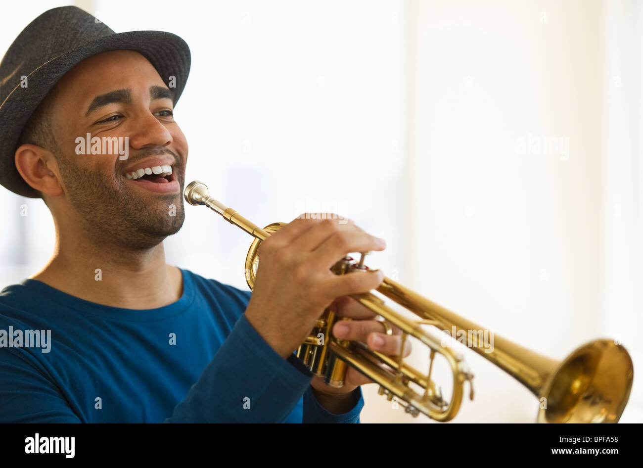 Gemischte Rassen Mann spielt Trompete Stockfoto