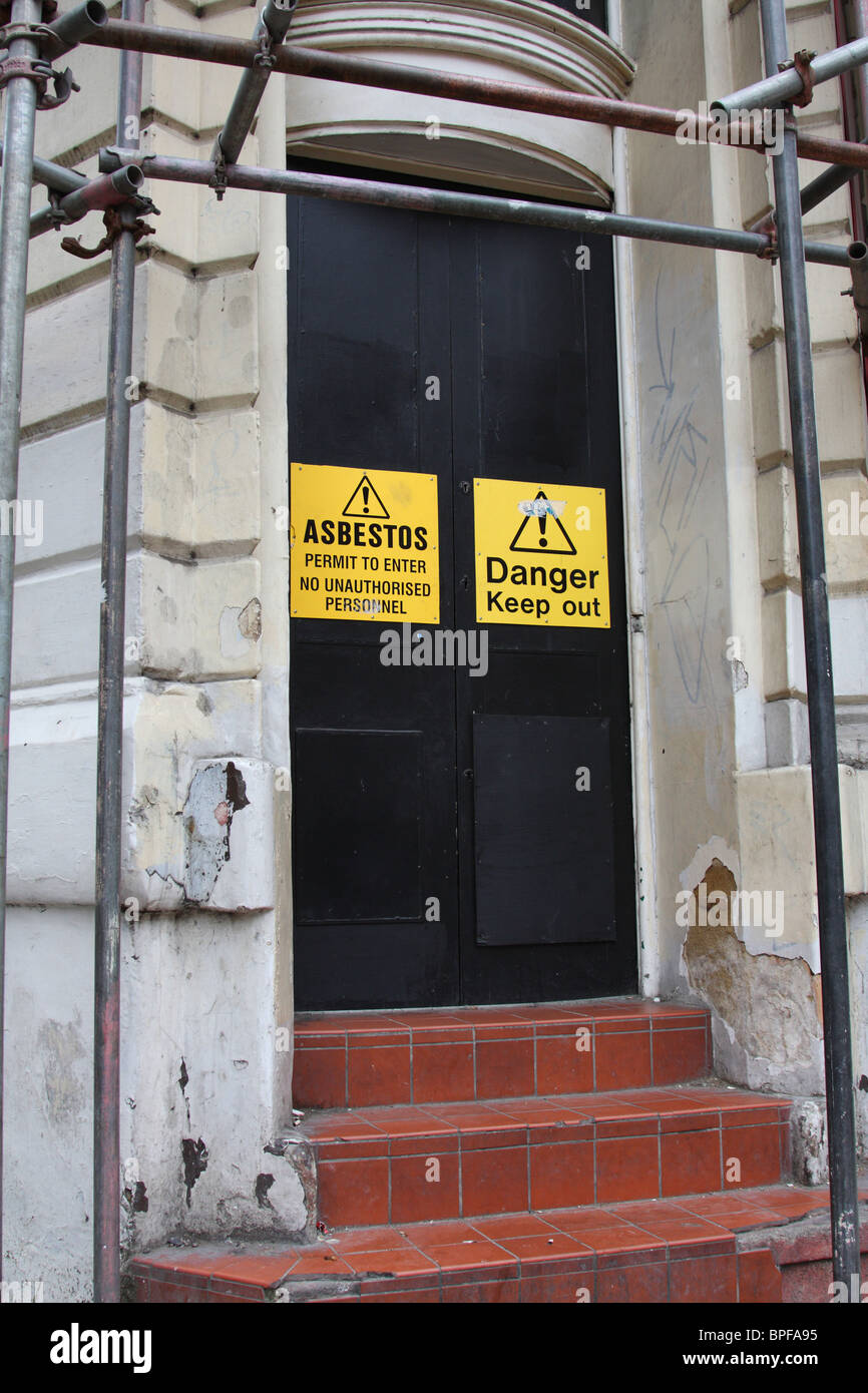 Asbest Warnhinweise auf einem verlassenen Gebäude in einer Stadt, U.K. Stockfoto