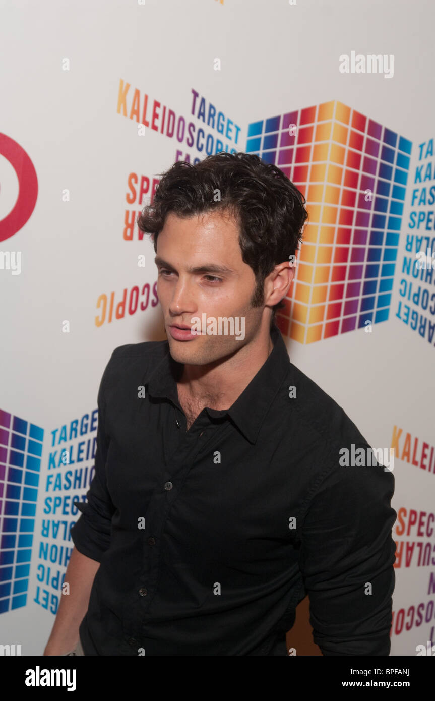 Penn Badgley am Ziel kaleidoskopischen Mode spektakulär, 18. August 2010 Stockfoto