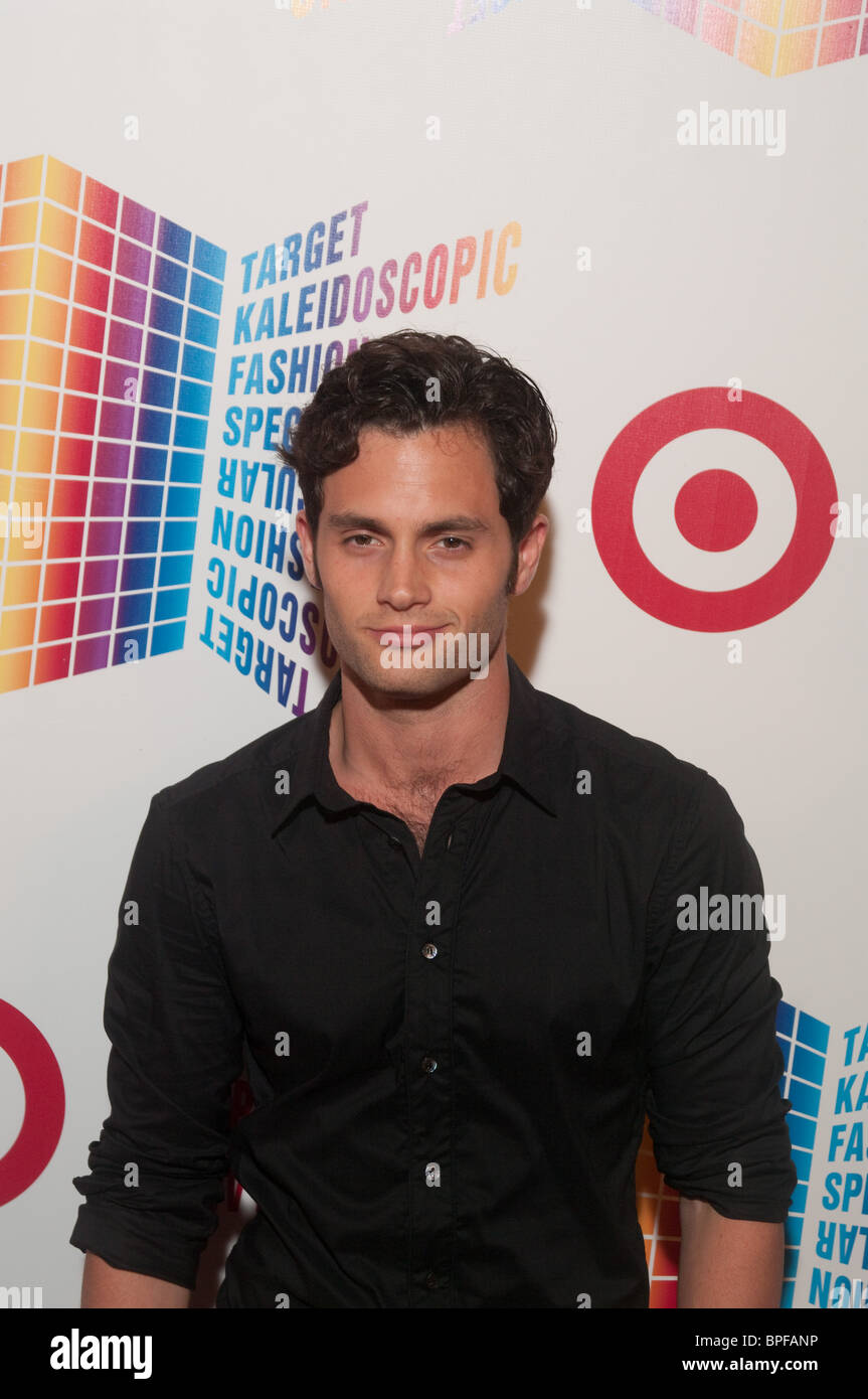 Penn Badgley am Ziel kaleidoskopischen Mode spektakulär, 18. August 2010 Stockfoto