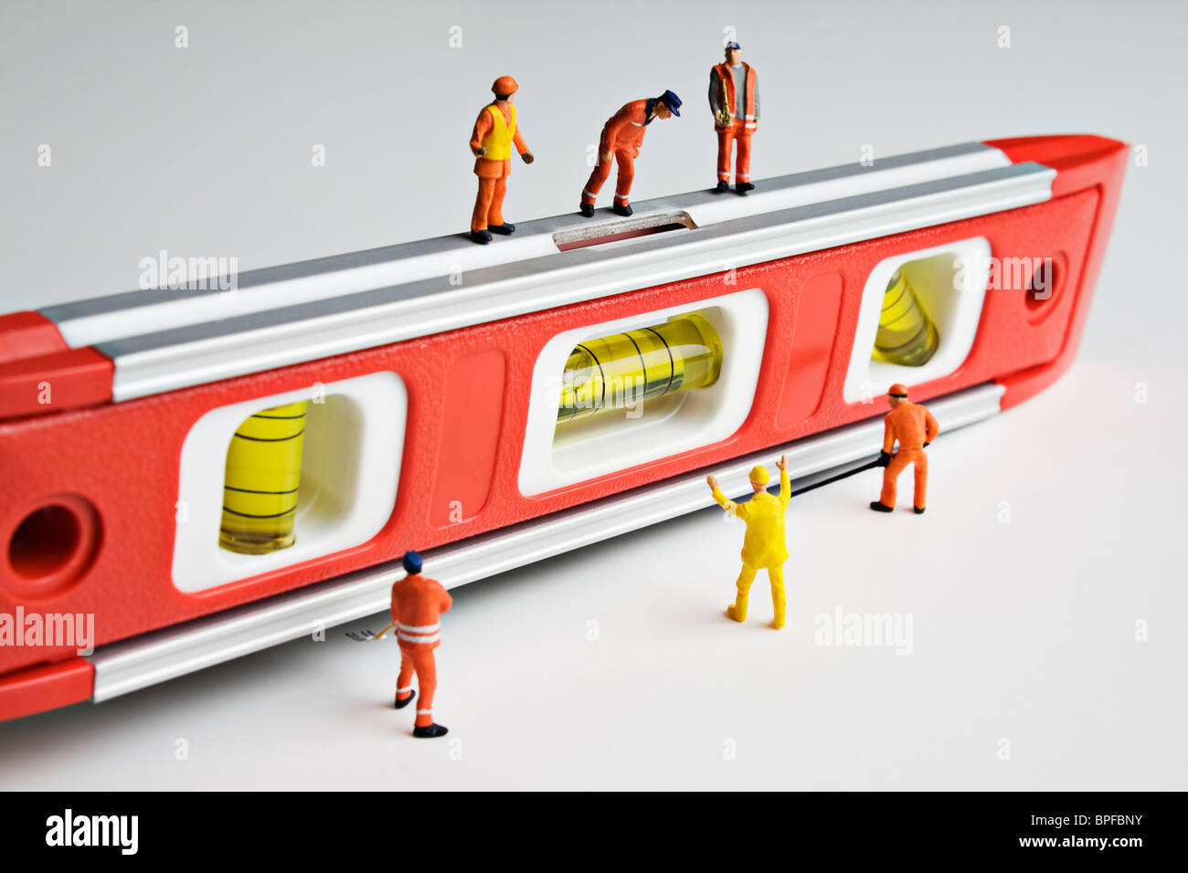 Arbeiter-Figuren platziert auf einer Ebene Stockfoto
