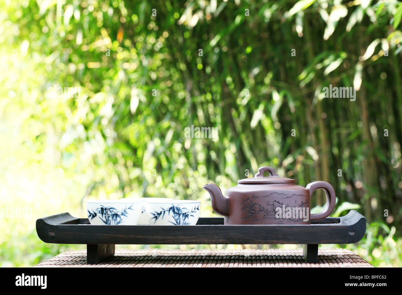 Klassische asiatische Tee-Set im freien Stockfoto