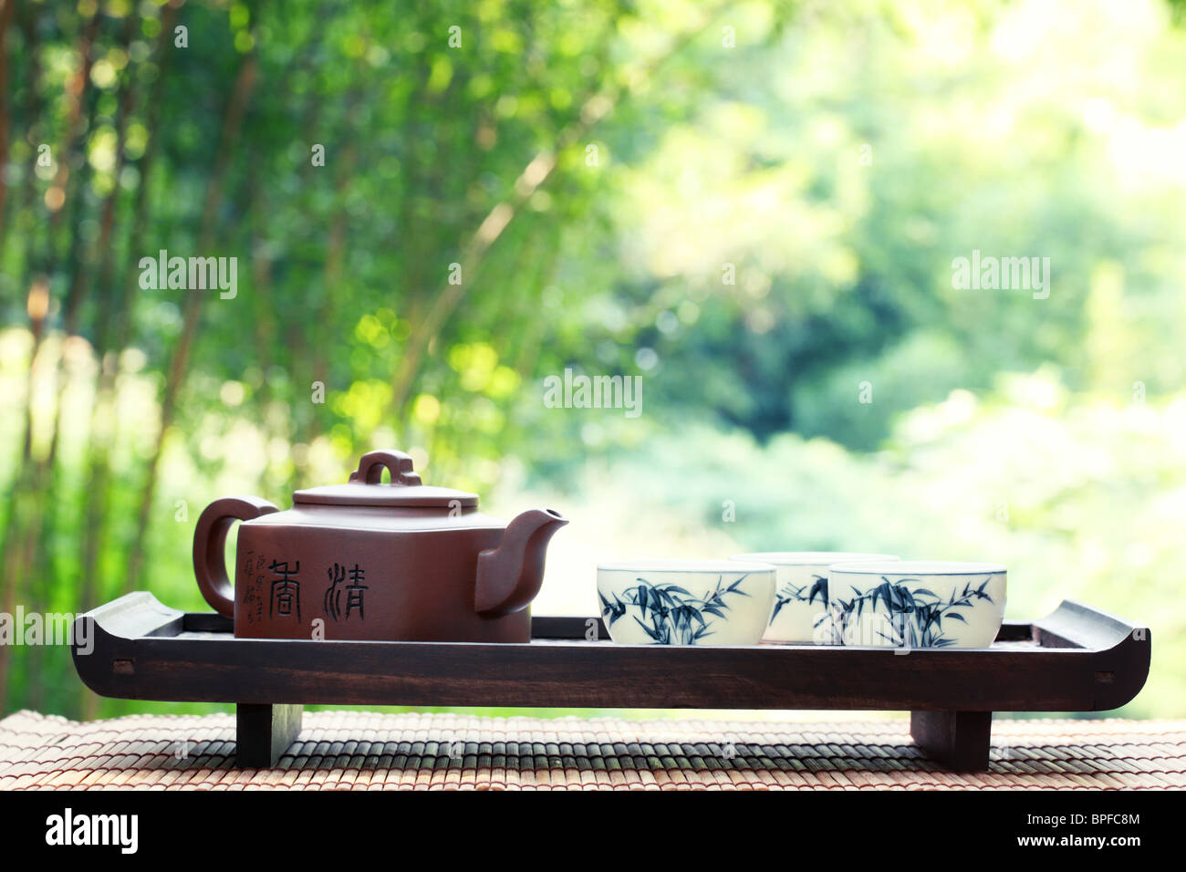 Klassische asiatische Tee-Set im freien Stockfoto