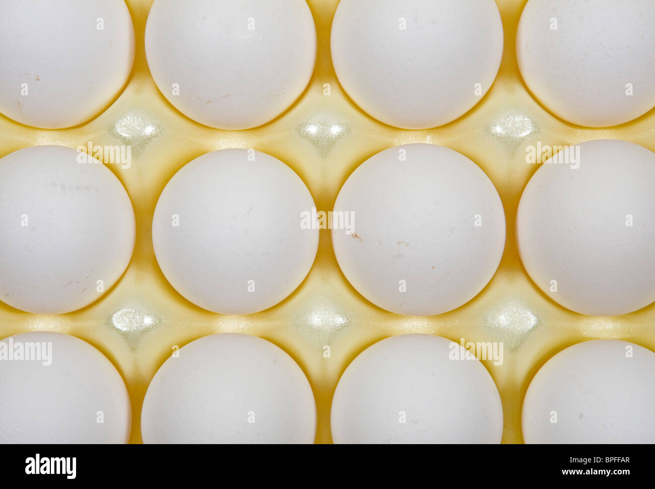 Weißen und braunen Eiern in Kartons. Stockfoto