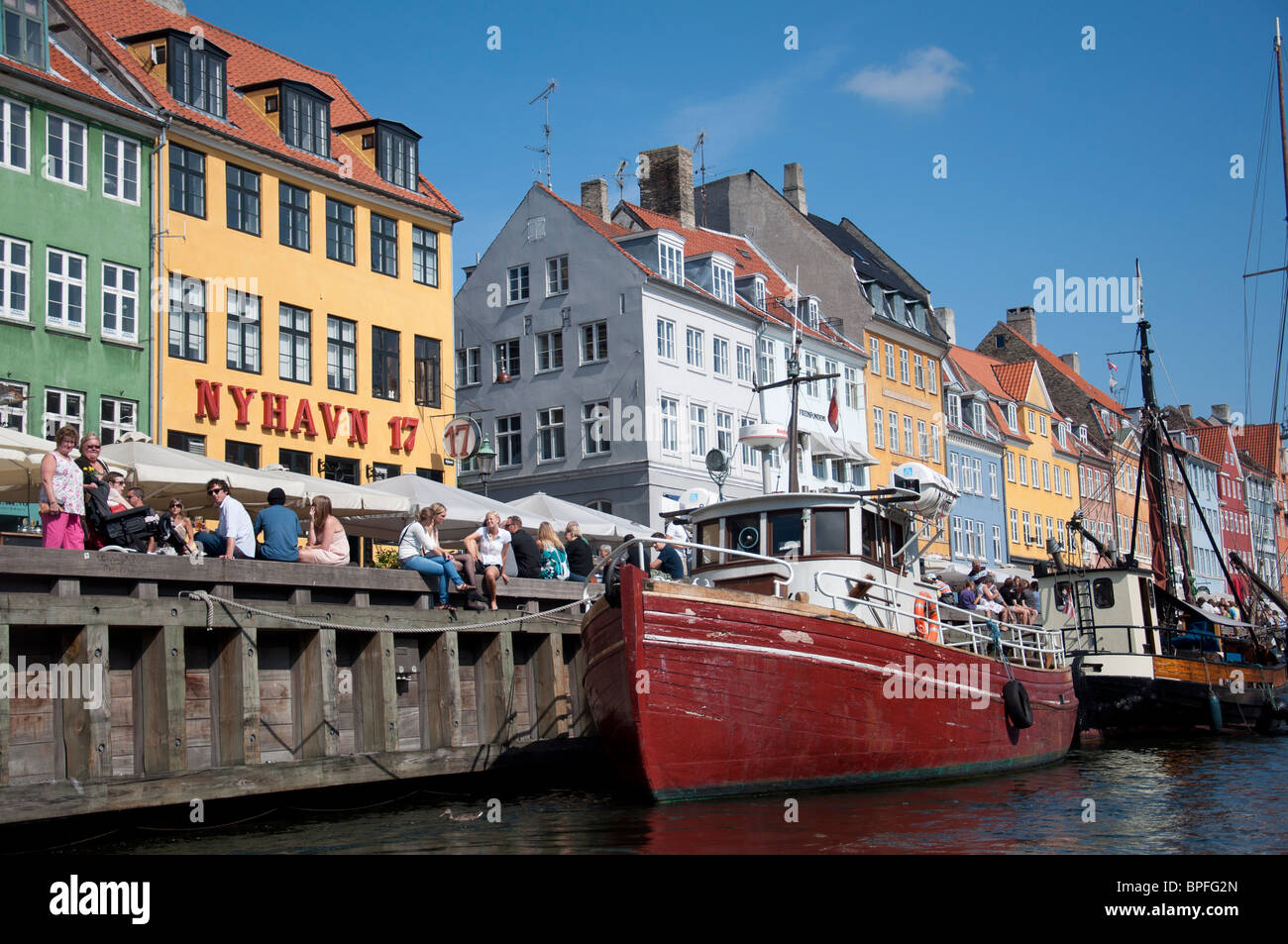 Ein Blick auf die Gebäude und Nyhavn Kanal im Hafen von Nyhavn, Kopenhagen, Dänemark. Stockfoto