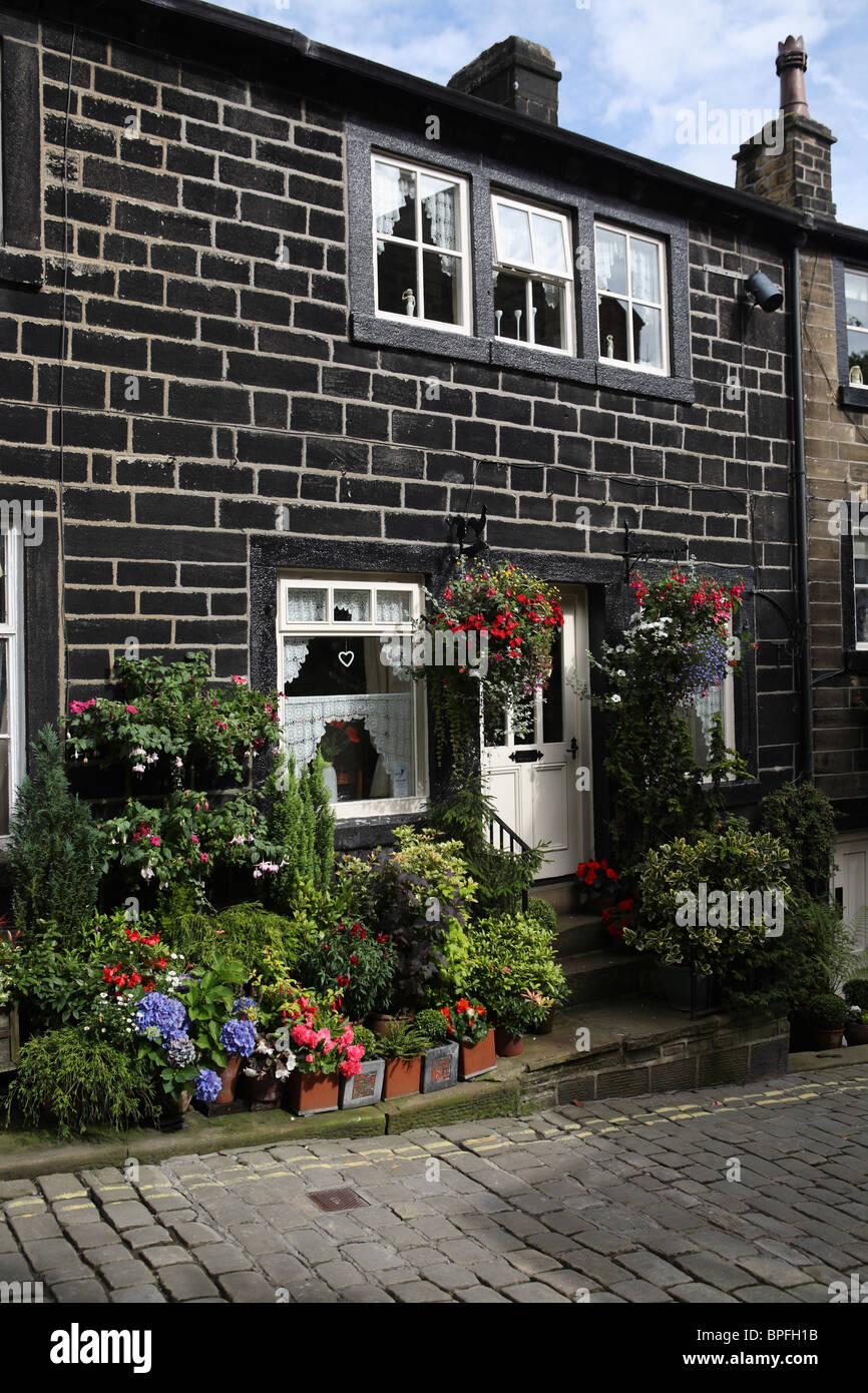 Reihenhaus Ferienhaus mit Blütenpracht, Haworth, West Yorkshire, England, UK Stockfoto