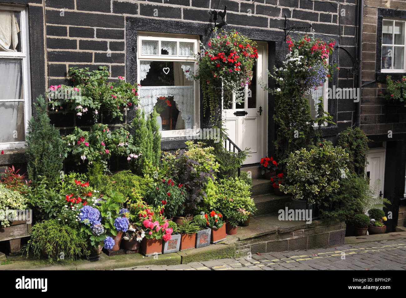 Reihenhaus Ferienhaus mit Blütenpracht, Haworth, West Yorkshire, England, UK Stockfoto