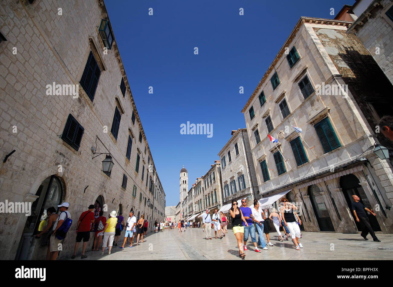 DUBROVNIK, KROATIEN. Ein Blick entlang der Stradun (Placa) in der Altstadt. Stockfoto