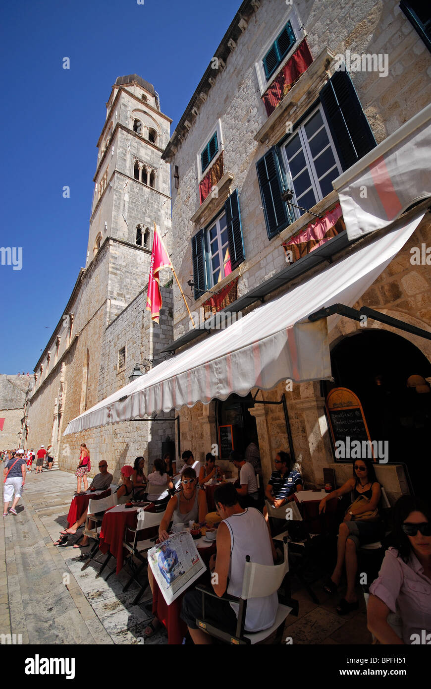 DUBROVNIK, KROATIEN. Ein Café am Stradun (Placa) in der Altstadt, mit den Campanile des Franziskanerklosters hinter. 2010. Stockfoto