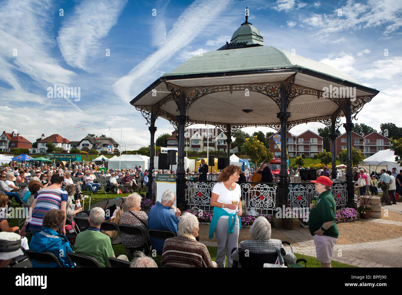 Großbritannien, England, Merseyside, Southport Flower Show, Victoria Park, Besucher warten Eröffnungsfeier Stockfoto