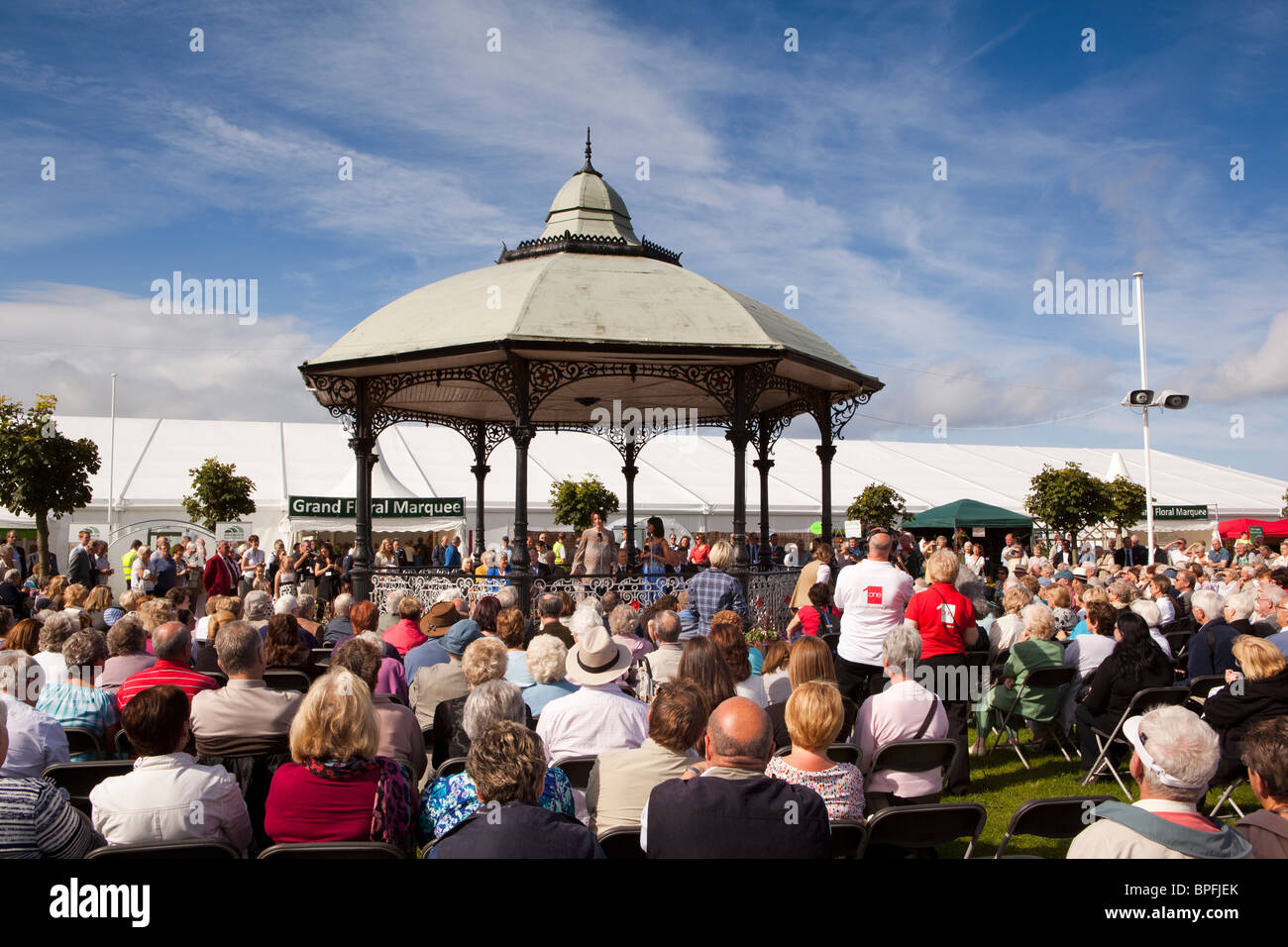 Großbritannien, England, Merseyside, Southport Flower Show, Victoria Park, Schauspielerin Suranne Jones die Eröffnungsrede Stockfoto