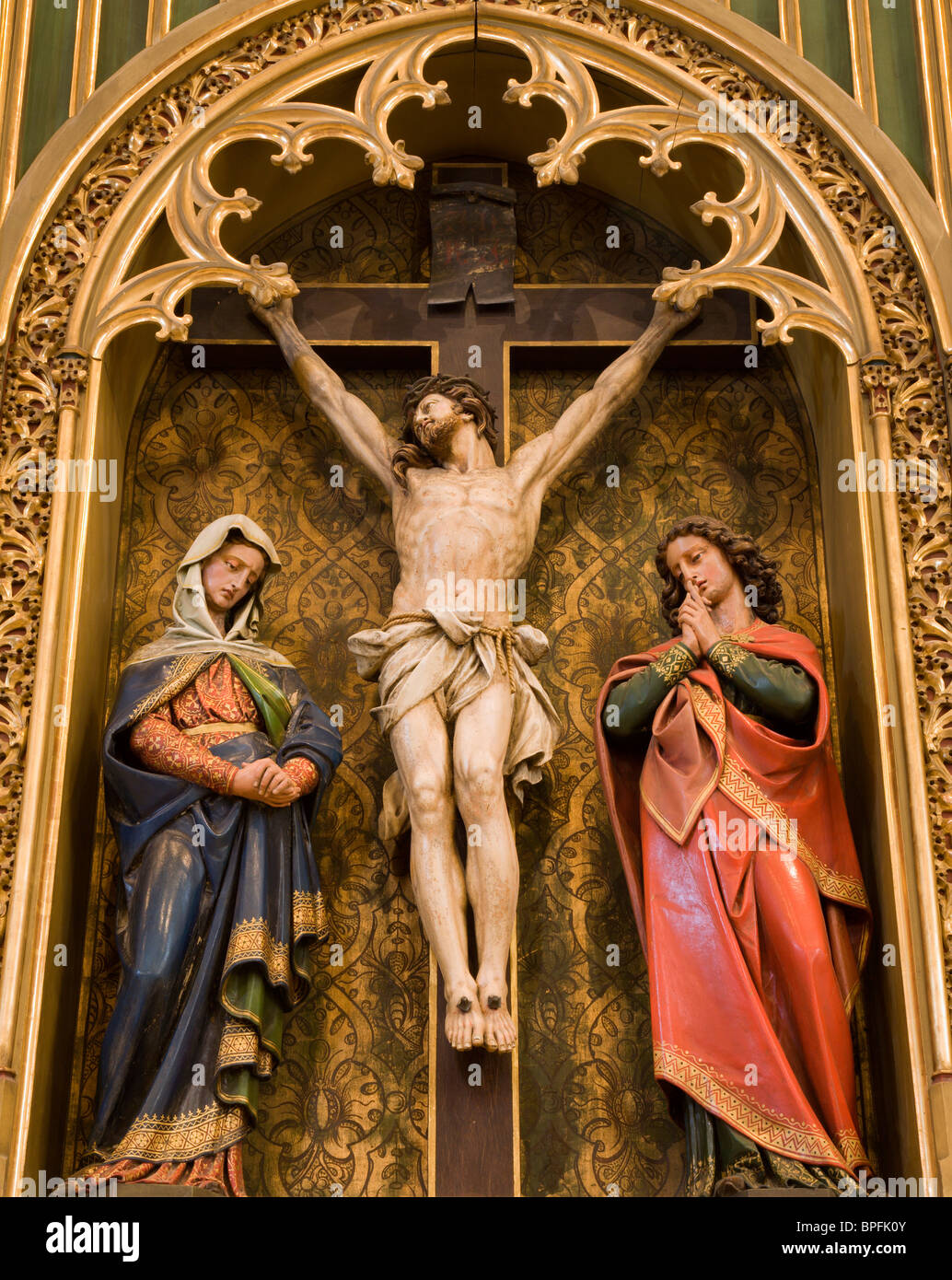 Bratislava - Detail der gotische Altar von st.-Martins-Dom - Jesus am Kreuz und St. John und Mary Stockfoto