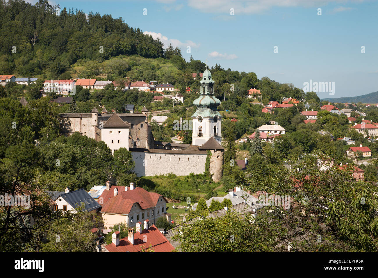 Banska Stiavnica - alten Sforzesco und Stadt Stockfoto