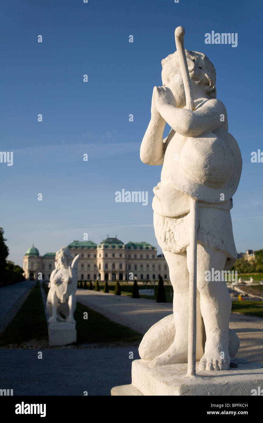 Vienna - Schloss Belvedere - Statue im Sonnenaufgang Licht Stockfoto