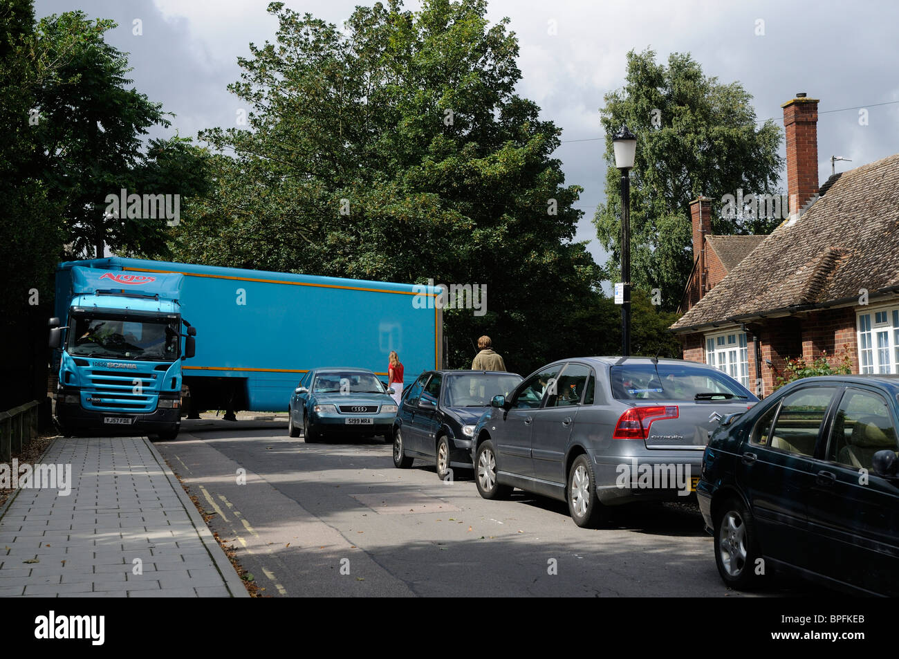 Gelenkige Lieferung LKW stecken in einer schmalen Straße nach Navi Anweisungen Colchester Essex England Stockfoto