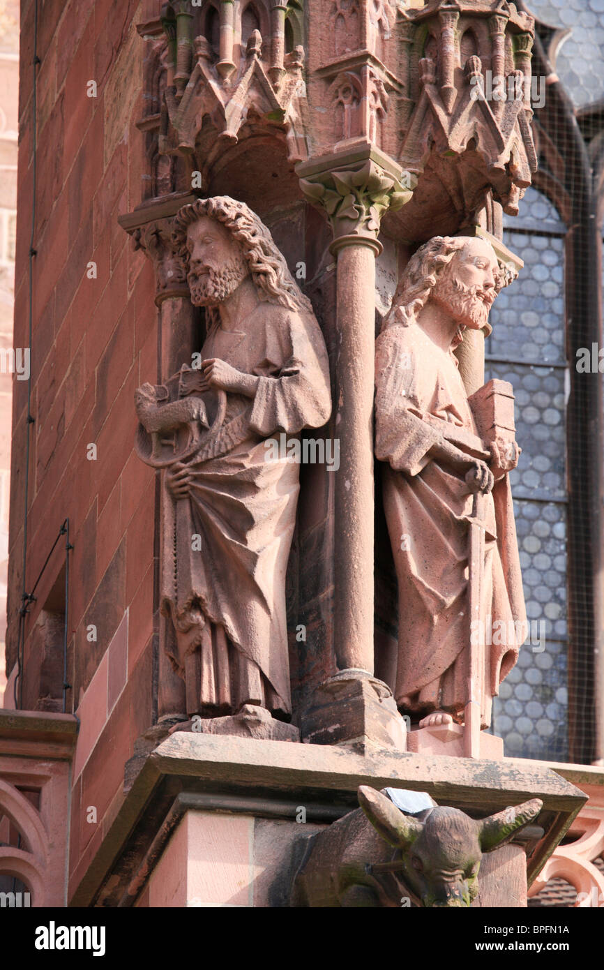 Statuen der Heiligen auf der Südseite des Freiburger Münster, Baden deutschen, Deutschland Stockfoto