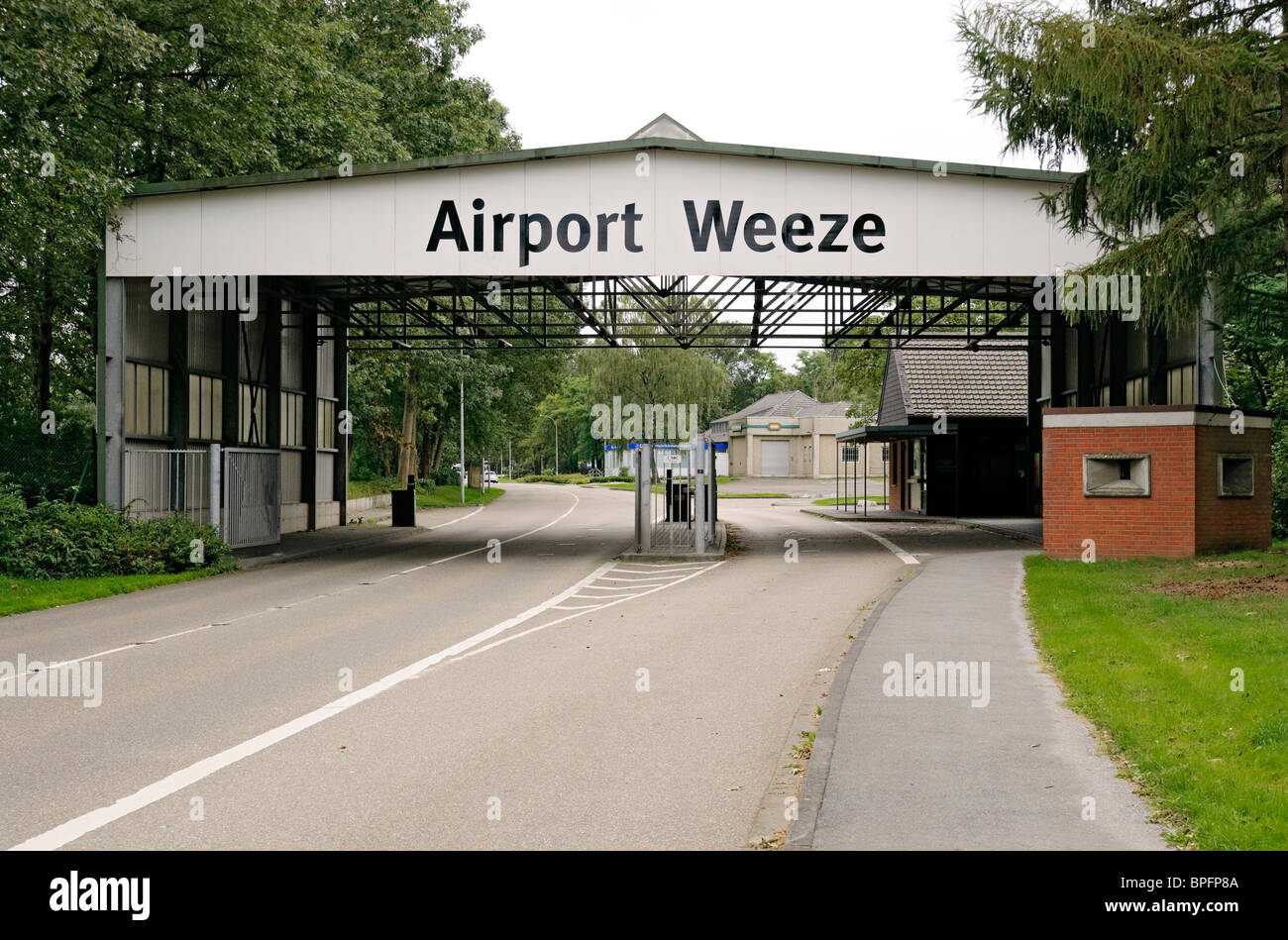 Eine Erinnerung an RAF Laarbruch am Eingang nach Weeze (Niederrhein) Flughafen, Nordrhein-Westfalen, Deutschland. Stockfoto