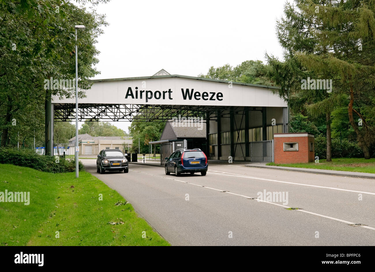 Eine Erinnerung an RAF Laarbruch am Eingang nach Weeze (Niederrhein) Flughafen, Nordrhein-Westfalen, Deutschland. Stockfoto