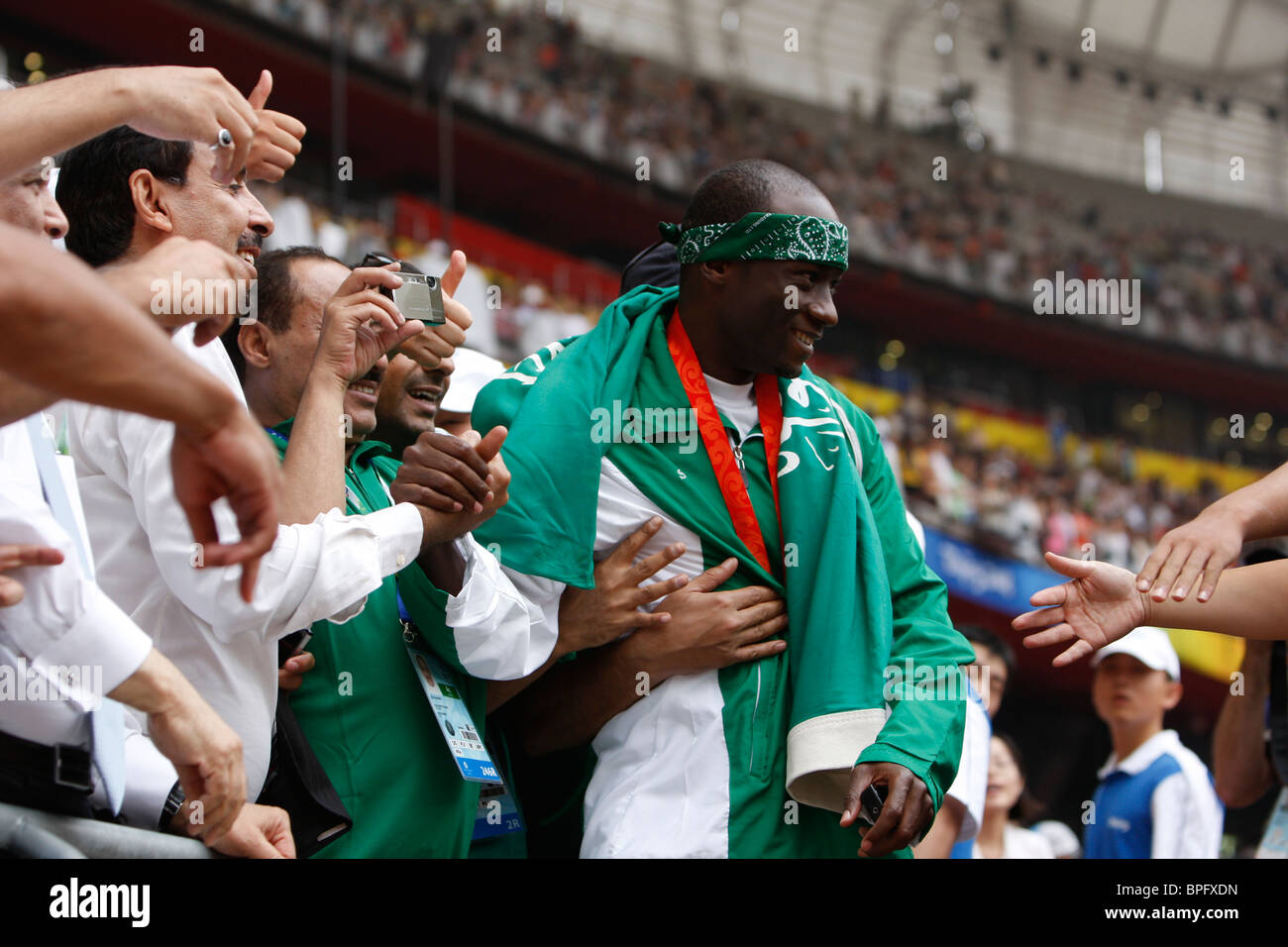 Osamah Alshanqiti von Saudi-Arabien begrüßt Fans nach dem Sieg der Herren Dreisprung bei den Paralympischen Spielen in Peking China Stockfoto