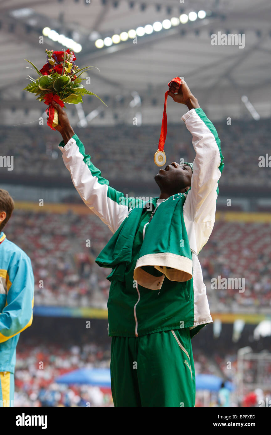 Osamah Alshanqiti von Saudi Arabien vorgibt, seine Goldmedaille zu essen, nach dem Gewinn der Männer Dreisprung bei den Paralympischen Spielen Stockfoto