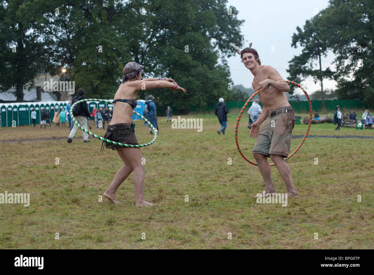 Hula Hooping auf dem Green Man Festival 2010, Glanusk Park, Brecon, Wales, Vereinigtes Königreich. Stockfoto