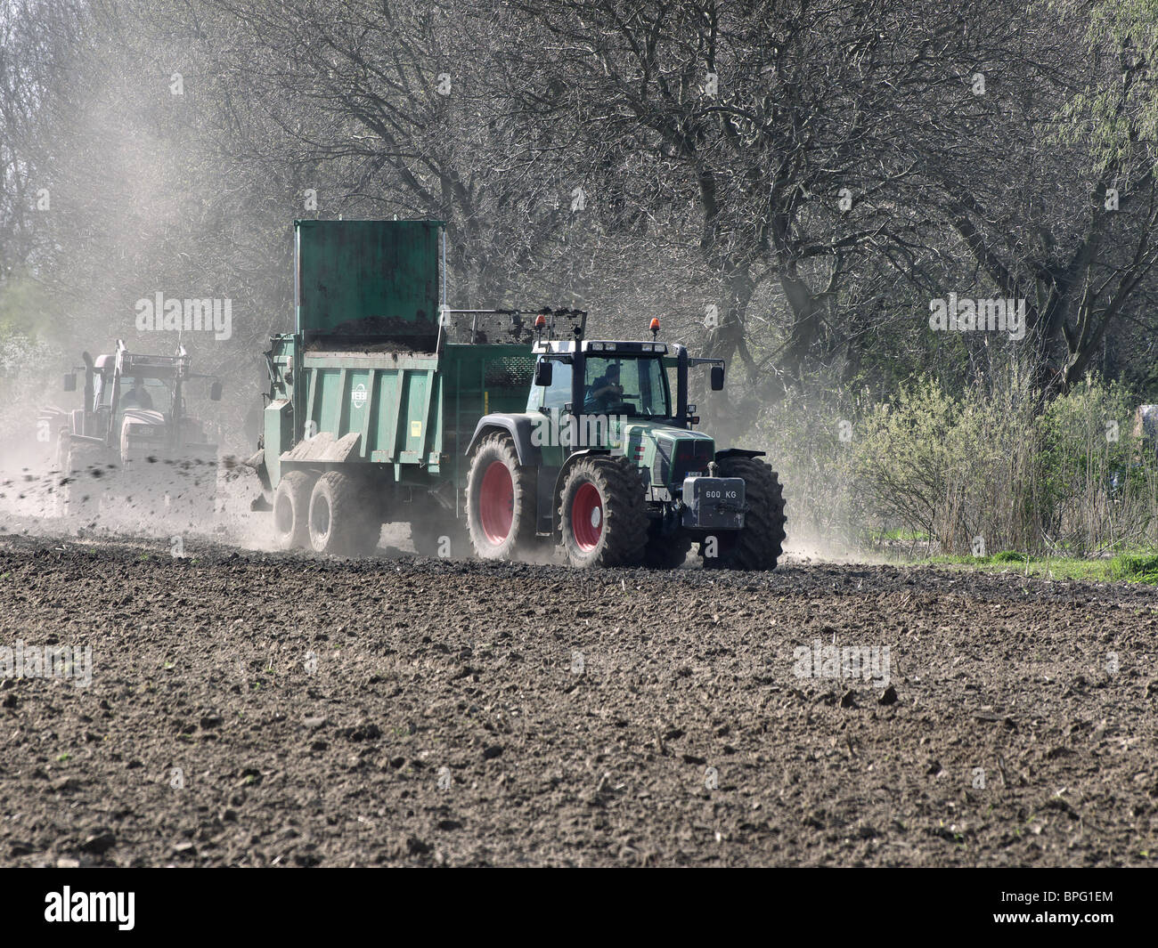 Landwirt mit seinem Traktor Düngung seiner Hektar in der Nähe von Barum, Elbmarsch, Deutschland. Stockfoto