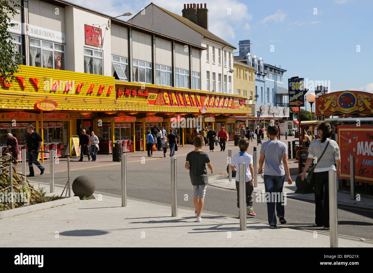 Stadtzentrum Clacton auf Sea Essex England An East Anglia Küstenort mit Spielhallen in der High Street Stockfoto