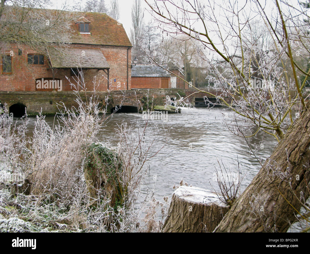 Sadler Mühle am Fluss Test in Romsey Hampshire. An einem kalten frostigen Morgen getroffen. Stockfoto