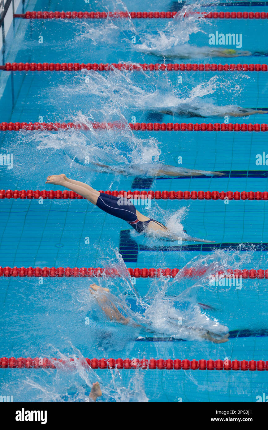 Schwimmer bekommt einen etwas späten Start in die Frauen 100 m Freestyle-Hitze im Water Cube Pool bei den Paralympischen Spielen in Peking Stockfoto