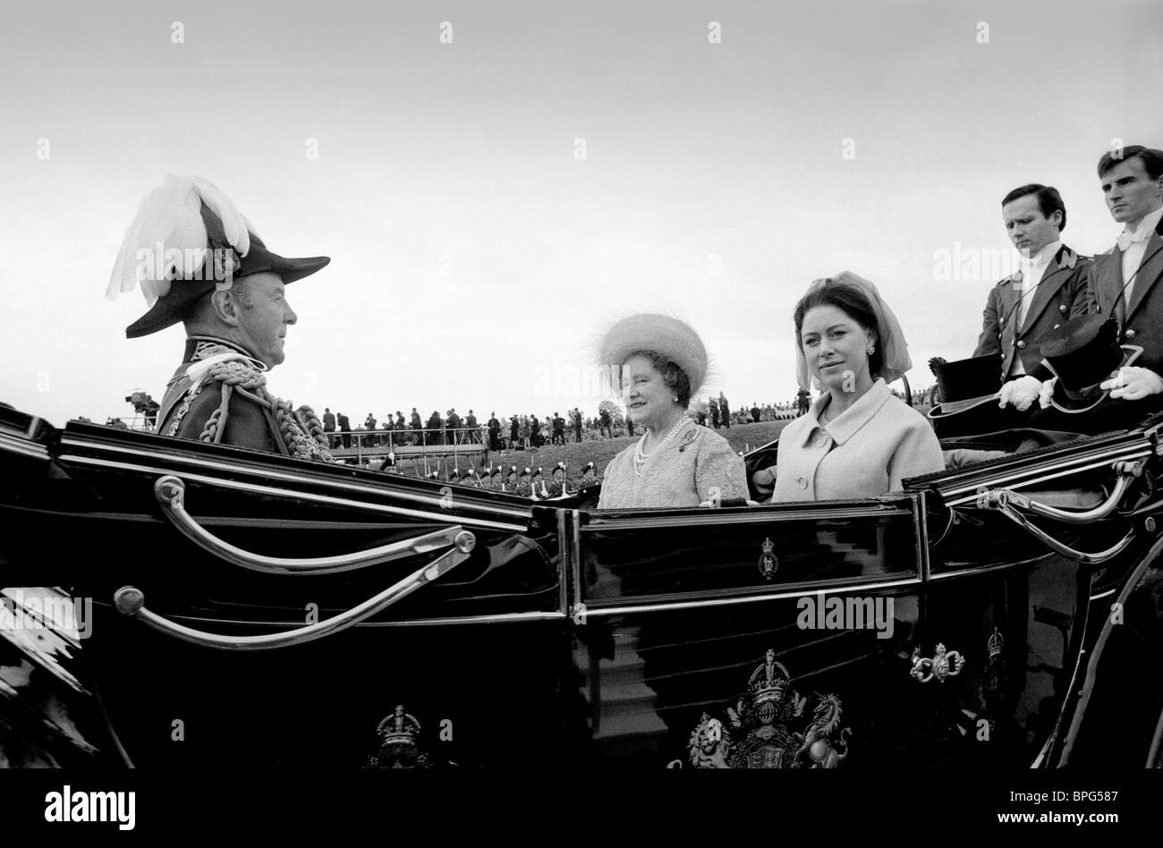Die Königin Mutter und Prinzessin Margaret mit dem Herzog von Beaufort, als sie zur Investitur des Prinzen von Wales aufbrechen. Bild von DAVE BAGNALL Stockfoto