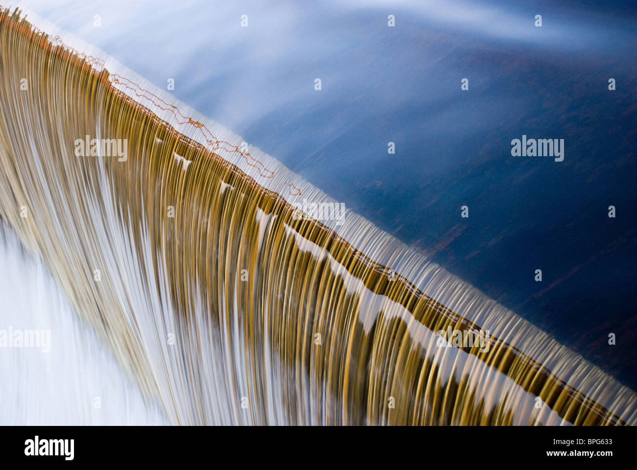 Dam - Flusswasser Falling Down Stockfoto