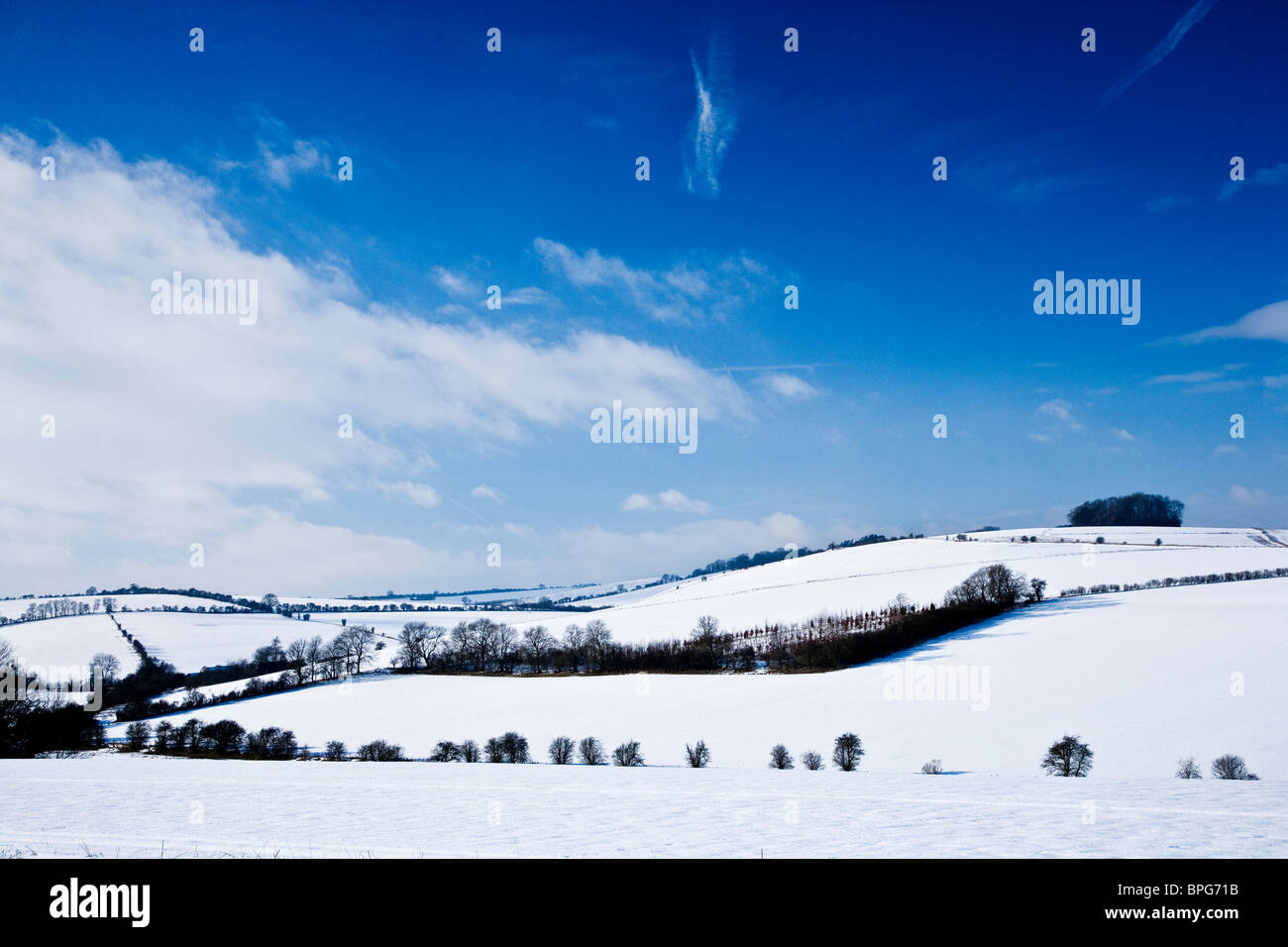 Eine sonnige, Schnee, Winter Landschaftsansicht oder Szene auf den Downs in Wiltshire, England, UK Stockfoto
