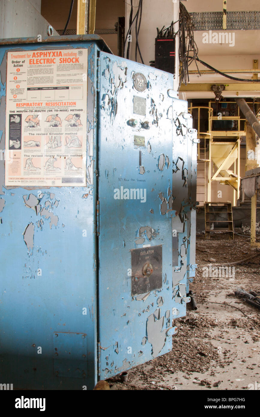 Offenen blaue Türen in einer alten Fabrik Malz Brennofen Bedienfeld und Isolator wechseln. Asphyxie und Stromschlag poster Stockfoto