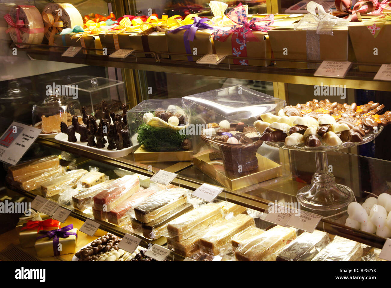 Schokolade und Süßwaren im gehobenen Fachhandel in Salisbury, Wiltshire, England, UK Stockfoto