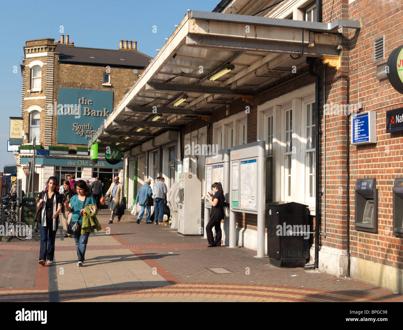 Surrey England Ticket Maschinen außerhalb Sutton Railway Station