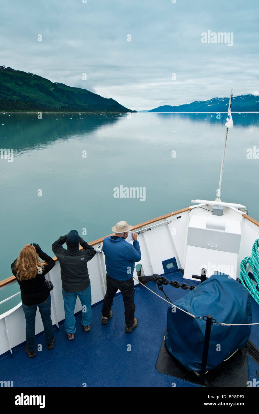 Leute suchen für Wildtiere vom Bug, College Fjord Cruise West Spirit of Columbia, Prince William Sound, Alaska. Stockfoto