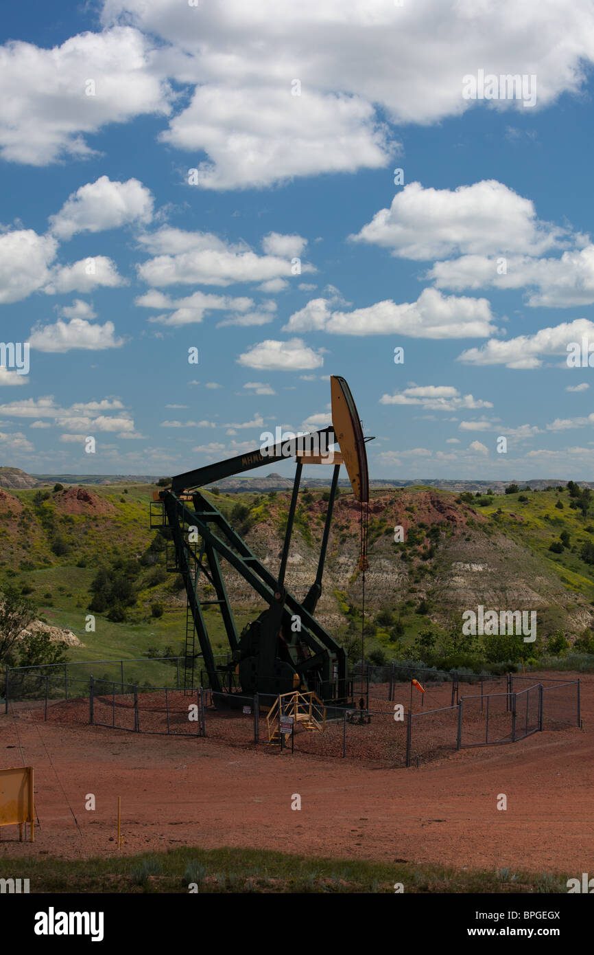 Großer Öl Derrick in Badlands von North Dakota Stockfoto