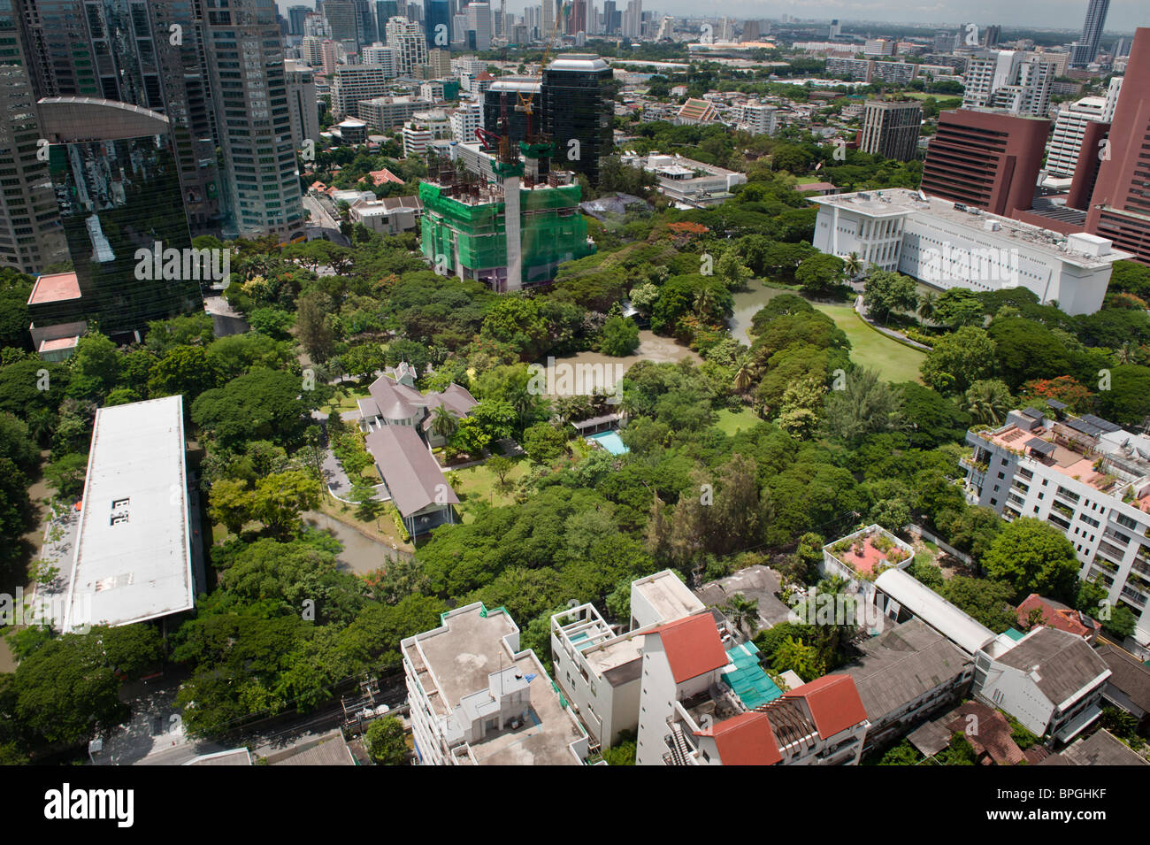 Von L bis R, dem Dach der niederländischen Botschaft, die Residenz des niederländischen Botschafters und weit rechts die amerikanische Botschaft in Bangkok. Stockfoto