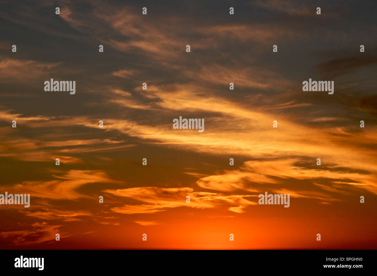 Feuriger Himmel bei Sonnenuntergang Victoria Australia Stockfoto