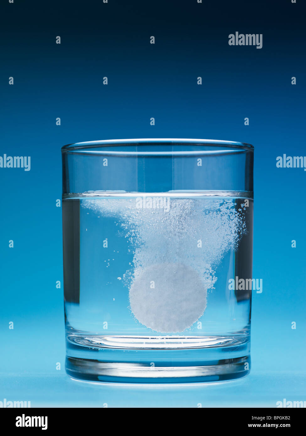 Nahaufnahme der Schmerzmittel Tablette in einem Glas Wasser. Vertikale Form, Textfreiraum Stockfoto