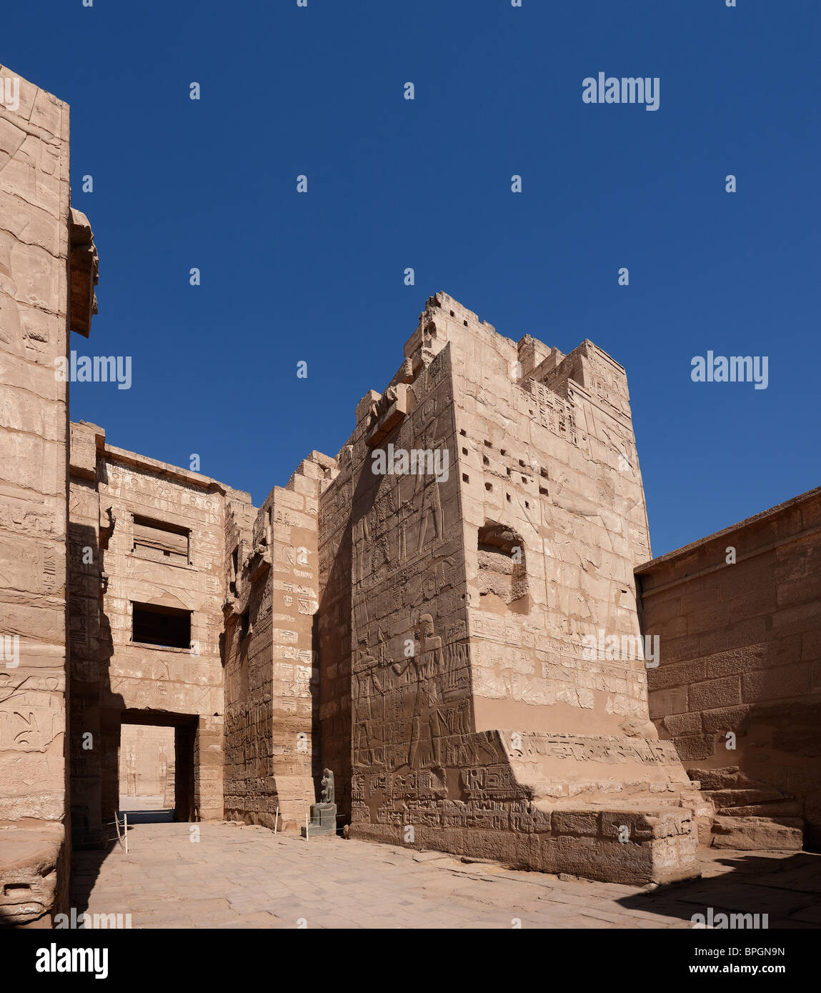 Syrische Tor, Leichenhalle Tempel von Ramses III in Medinet Habu Tempel von Ramses III., Luxor, Ägypten, Arabien, Afrika Stockfoto