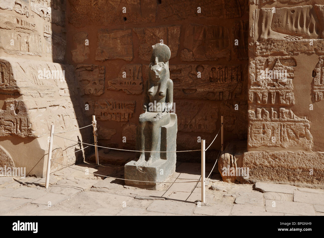 Statue von die Löwin Göttin Sekhmet, Leichenhalle Tempel von Ramses III in Medinet Habu, Luxor, Ägypten, Arabien, Afrika Stockfoto